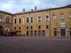 Piazza Municipale, prospetto con il portale della Sala Estense, le finestre trilobate del piano nobile e la meridiana ottocentesca - Foto: Clara Coppini