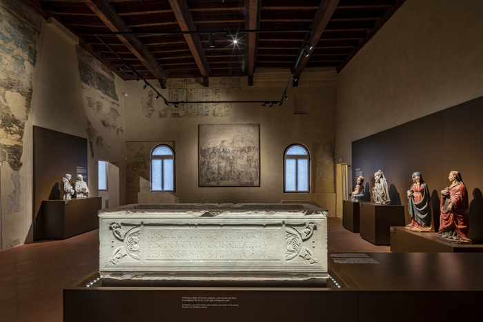 In primo piano Sperandio Savelli, Sarcofago di Prisciano Prisciani, c. 1473, e veduta della sala dedicata alla scultura ferrarese del Quattrocento