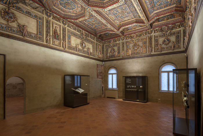 Veduta della Sala delle Virtù e del soffitto con le decorazioni di Domenico di Paris